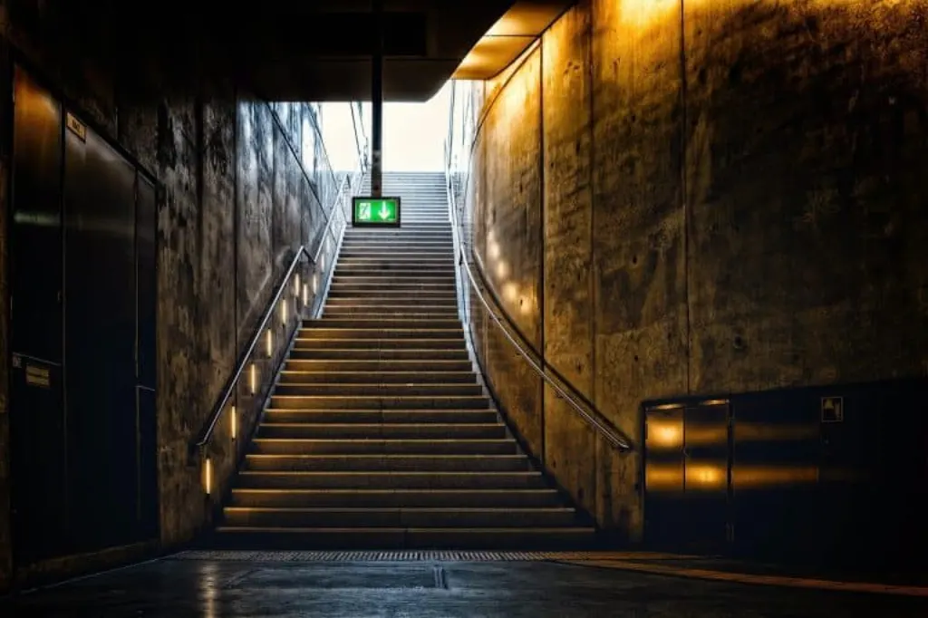 découvrez l'expérience unique d'un escape game captivant, où vous et votre équipe devrez résoudre des énigmes palpitantes pour vous échapper dans un temps limité. plongez dans des scénarios immersifs et testez vos compétences en équipe pour vivre des moments inoubliables.