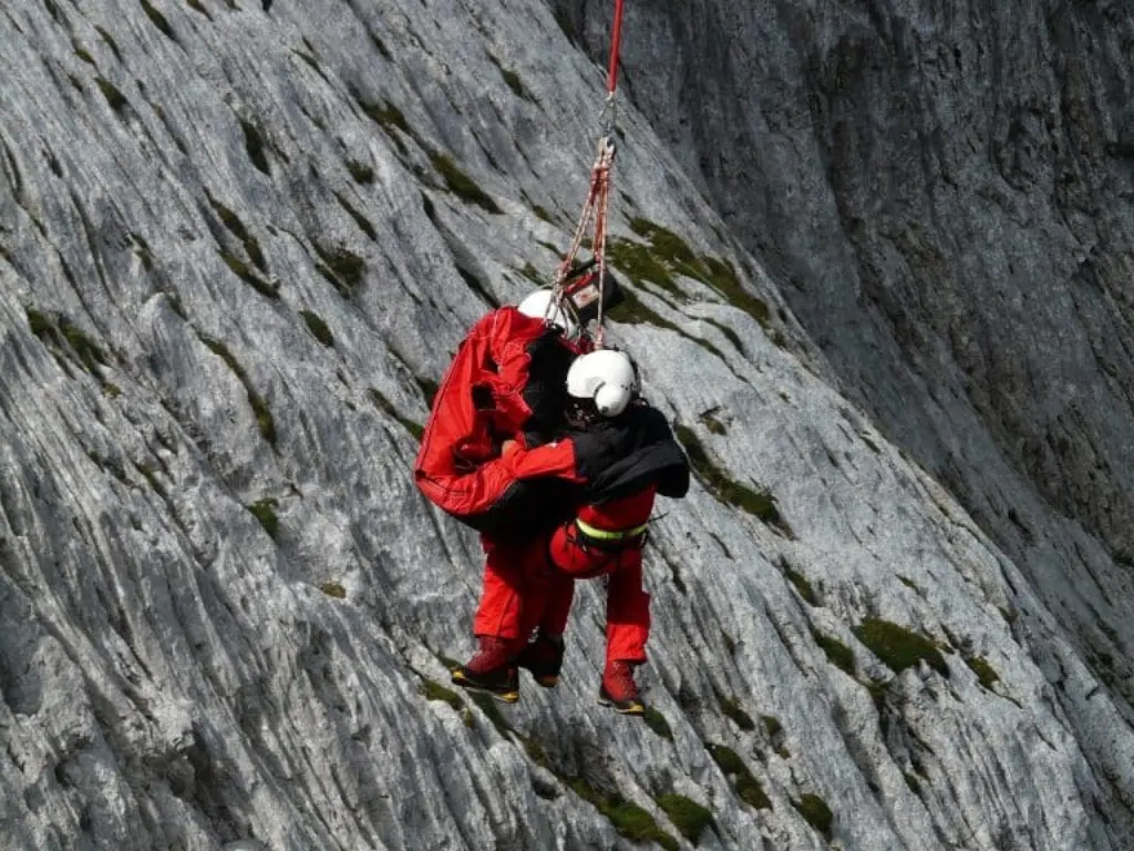 découvrez l'univers captivant du 'rescue', un sport d'aventure qui allie courage et compétences en sauvetage. plongez dans des histoires inspirantes de personnes qui bravent les éléments pour venir en aide aux autres. rejoignez-nous pour en apprendre davantage sur les techniques, les équipements et les formations nécessaires pour faire face aux situations d'urgence.
