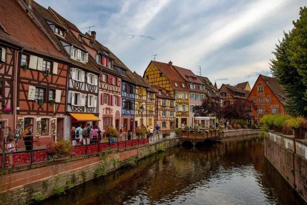 découvrez l'alsace, une région riche en culture, gastronomie et paysages pittoresques. entre ses charmants villages, ses vignobles réputés et ses traditions festives, l'alsace vous invite à une expérience inoubliable au cœur de l'europe.