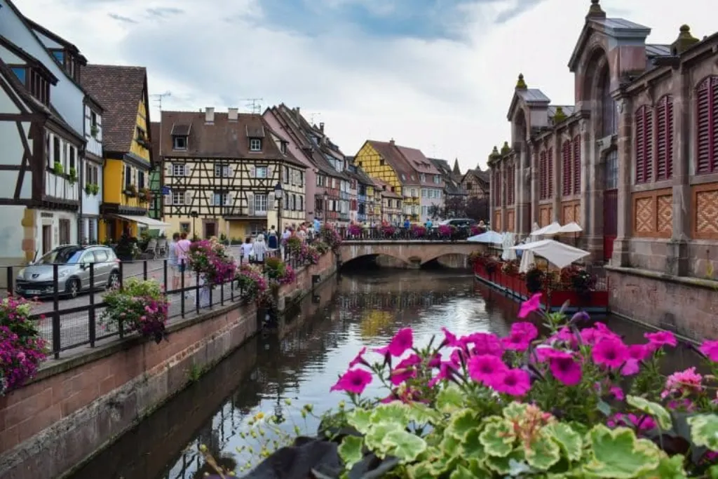 découvrez l'alsace, une région chargée d'histoire et de culture, célèbre pour ses paysages pittoresques, ses villages typiques et sa délicieuse gastronomie. explorez ses vignobles, ses traditions, et laissez-vous séduire par l'hospitalité alsacienne.