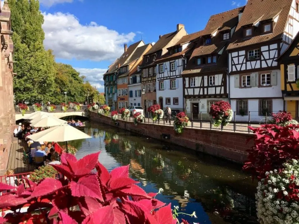 découvrez l'alsace, une région riche en histoire, culture et paysages pittoresques. explorez ses charmants villages, savourez sa cuisine gastronomique et laissez-vous séduire par ses vins renommés. un voyage inoubliable au cœur de l'europe!