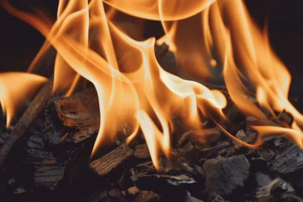 découvrez l'univers fascinant du feu : ses propriétés, son histoire, et son impact sur notre vie quotidienne. explorez les différentes utilisations du feu, de la cuisine à la sécurité, et apprenez comment maßtriser cet élément essentiel avec prudence.
